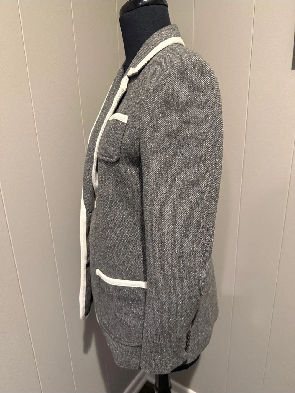 E Banana Republic Women’s Petite 6 Gray Jacket with Cream Trim Accents